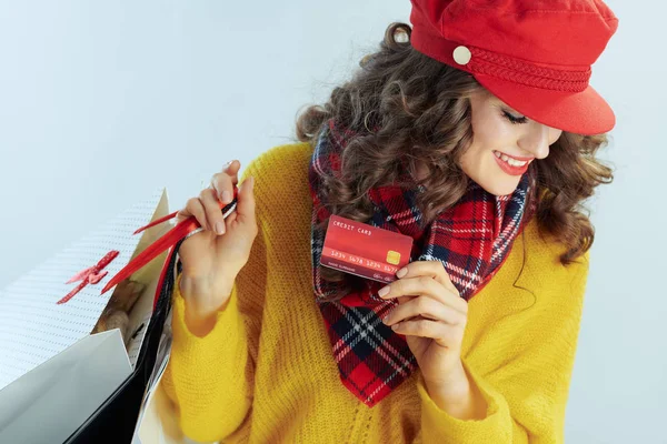 Lächelnde stilvolle Shopperin mit Kreditkarte — Stockfoto