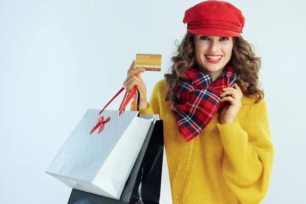 Mujer de moda feliz comprador mostrando la tarjeta de crédito de oro — Foto de Stock