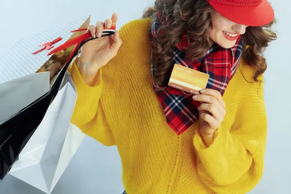 Glücklich trendige Shopperin zeigt goldene Kreditkarte — Stockfoto