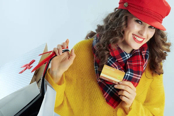 Heureuse femme élégante shopper montrant carte de crédit dorée — Photo