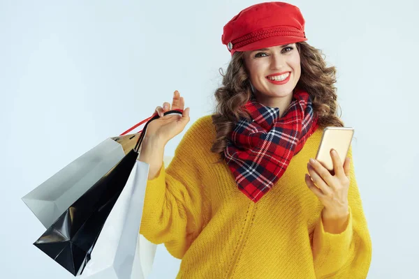 Femme shopper avec smartphone stimuler la croissance des médias sociaux — Photo