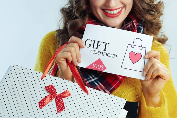 Sluiten op vrolijke stijlvolle vrouw shopper tonen cadeaubon — Stockfoto