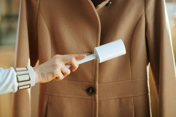 Готовлюсь Холодному Сезону Close Woman Cleaning Coat Hanger Lint Roller — стоковое фото