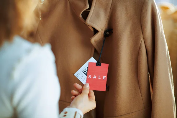 Primer Plano Moda Femenina Suéter Blanco Falda Tienda Moda Moderna — Foto de Stock