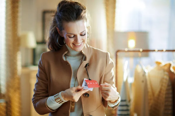 Lächelnde Trendige Frau Mittleren Alters Weißem Pullover Und Rock Moderner — Stockfoto