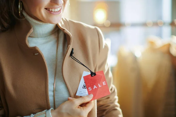 Närbild Ung Kvinna Vit Tröja Och Kjol Modernt Mode Showroom — Stockfoto