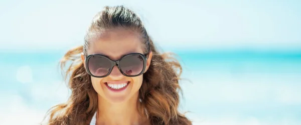 Giovane Donna Occhiali Sole Sulla Spiaggia — Foto Stock