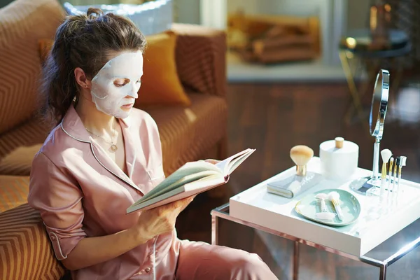 Moderne Jaar Oude Vrouw Pyjama Met Witte Laken Gezichtsmasker Lezen — Stockfoto