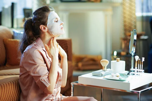 Vrouw Van Middelbare Leeftijd Pyjama Modern Huis Zonnige Winterdag Aanbrengen — Stockfoto