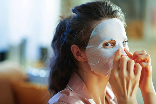 Mujer Joven Pijama Casa Moderna Día Invierno Soleado Aplicando Mascarilla — Foto de Stock