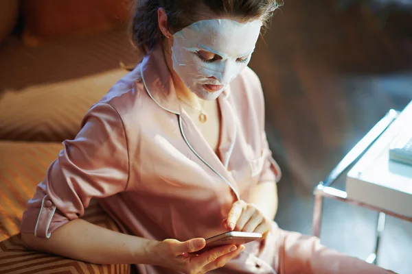 Mujer Moderna Pijama Con Mascarilla Facial Hoja Blanca Cara Con —  Fotos de Stock