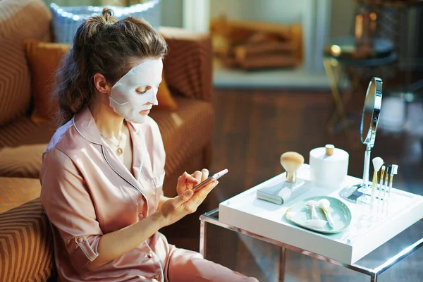 Mulher Elegante Pijama Com Máscara Facial Folha Branca Nuvem Rosto — Fotografia de Stock