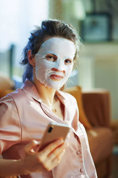 Retrato Feliz Ama Casa Elegante Mediana Edad Pijama Con Mascarilla — Foto de Stock