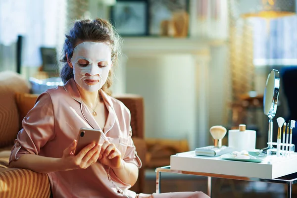 Elegante Frau Mittleren Alters Schlafanzug Mit Weißem Laken Gesichtsmaske Auf — Stockfoto