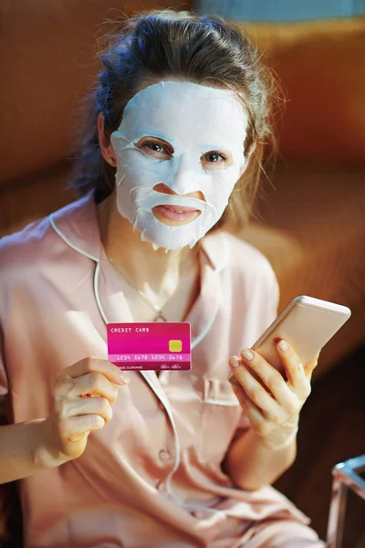 Retrato Mujer Elegante Sonriente Pijama Con Mascarilla Facial Sábana Blanca —  Fotos de Stock