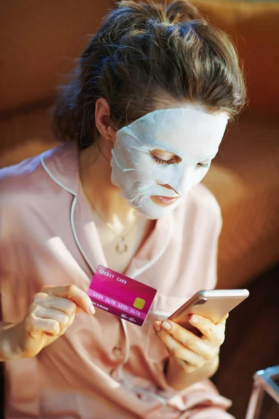 Elegante Mujer Años Pijama Con Mascarilla Facial Sábana Blanca Cara —  Fotos de Stock