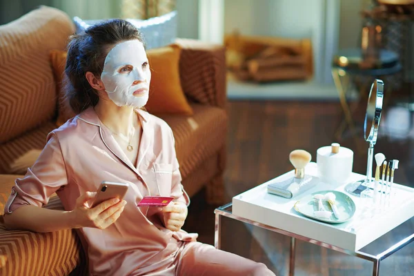 Joven Mujer Años Pijama Con Máscara Facial Hoja Blanca Celebración —  Fotos de Stock