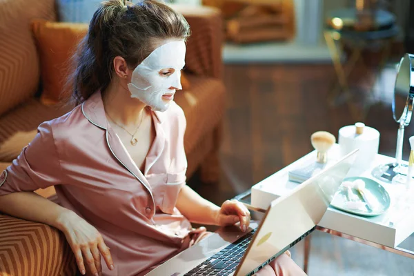 Elegante Hausfrau Mittleren Alters Schlafanzug Mit Weißem Laken Gesichtsmaske Tisch — Stockfoto
