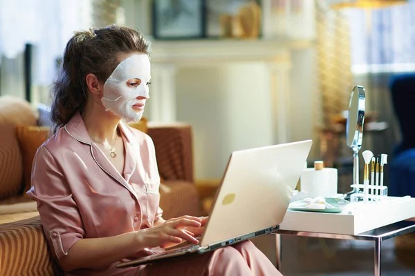 Elegante Dona Casa Meia Idade Pijama Com Folha Branca Máscara — Fotografia de Stock