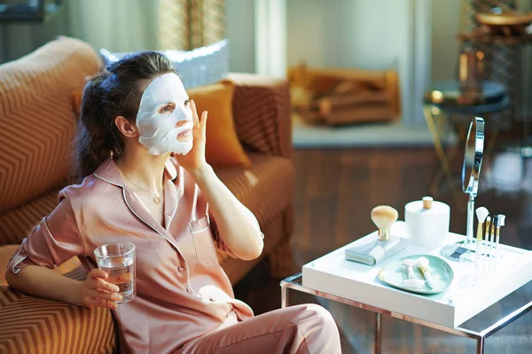 Mujer Mediana Edad Pijama Con Mascarilla Facial Hoja Blanca Cara —  Fotos de Stock