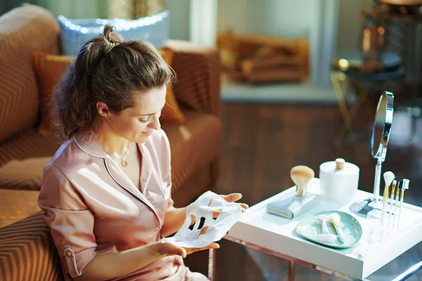 Femme Élégante Souriante Pyjama Sans Maquillage Regardant Masque Facial Feuille — Photo