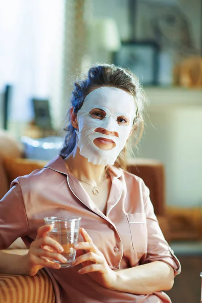 Moderne Vrouw Pyjama Met Witte Laken Gezichtsmasker Gezicht Met Glas — Stockfoto