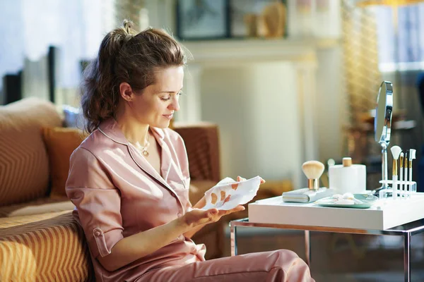 Junges Weibchen Schlafanzug Ungeschminkt Einem Sonnigen Wintertag Modernen Wohnzimmer Mit — Stockfoto