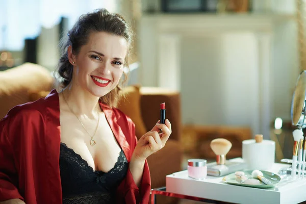 Glimlachen Moderne Middelbare Leeftijd Huisvrouw Zwart Lichaam Lingerie Rode Badjas — Stockfoto