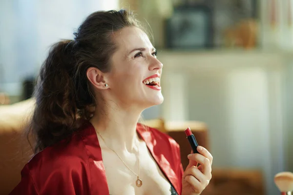 Glimlachende Trendy Huisvrouw Zwart Lichaam Lingerie Rode Badjas Met Rode — Stockfoto