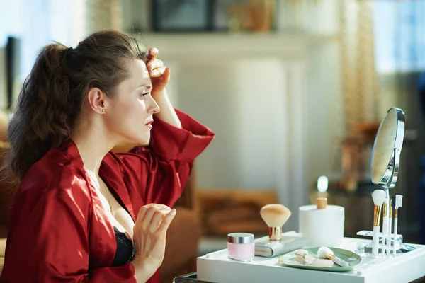 Preoccupato Elegante Anni Casalinga Lingerie Corpo Nero Accappatoio Rosso Guardando — Foto Stock