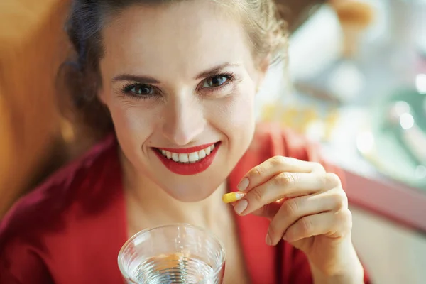 Retrato Mujer Moderna Sonriente Lencería Cuerpo Negro Albornoz Rojo Con — Foto de Stock