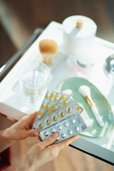 Nahaufnahme Einer Frau Die Sonnigen Tagen Blasen Mit Tabletten Tisch — Stockfoto