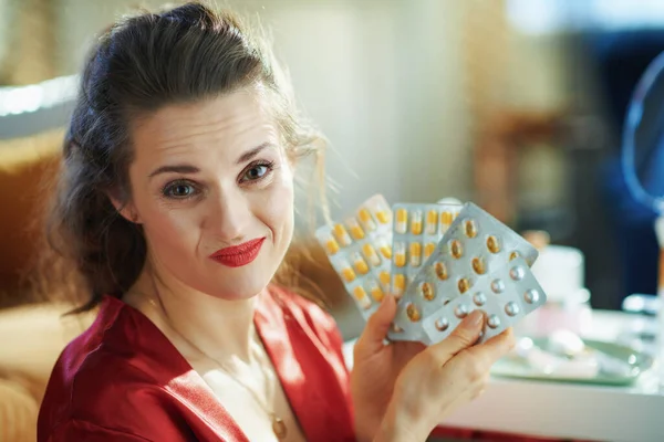 Twijfelende Trendy Jaar Oude Huisvrouw Zwart Lichaam Lingerie Rode Badjas — Stockfoto