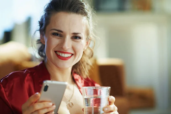 Felice Giovane Donna Lingerie Corpo Nero Accappatoio Rosso Con Tazza — Foto Stock