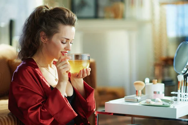 Ontspannen Elegante Vrouw Zwart Lichaam Lingerie Rode Badjas Met Kopje — Stockfoto