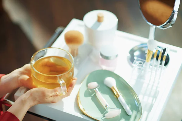 Gros Plan Sur Femme Foyer Avec Une Tasse Thé Vert — Photo