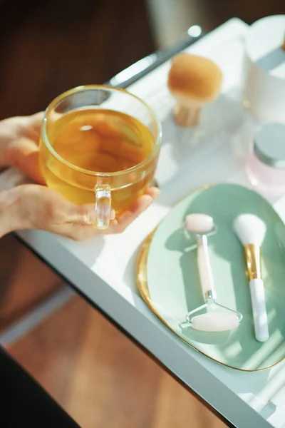 Sluiten Huisvrouw Met Kopje Groene Thee Buurt Van Tafel Met — Stockfoto