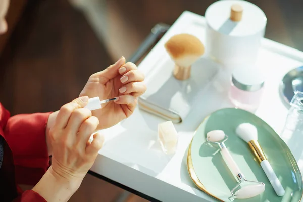 Close Vrouw Van Toepassing Nagellak Buurt Van Tafel Met Toiletartikelen — Stockfoto