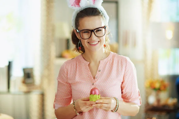 Gülümseyen Pembe Bluzlu Paskalya Tavşanı Kulaklı Gözlüklü Modern Bir Kadın — Stok fotoğraf