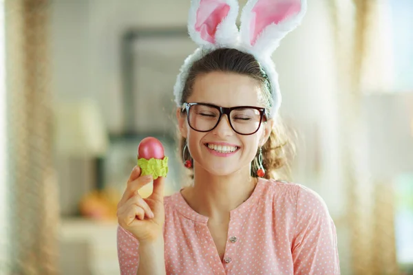 Lächelnde Moderne Hausfrau Pinkfarbener Bluse Und Osterhasenohren Mit Brille Rotes — Stockfoto