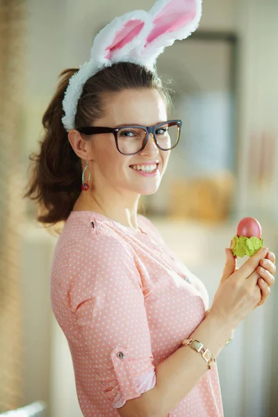 Sonriente Hembra Moderna Una Blusa Rosa Orejas Conejito Pascua Con — Foto de Stock