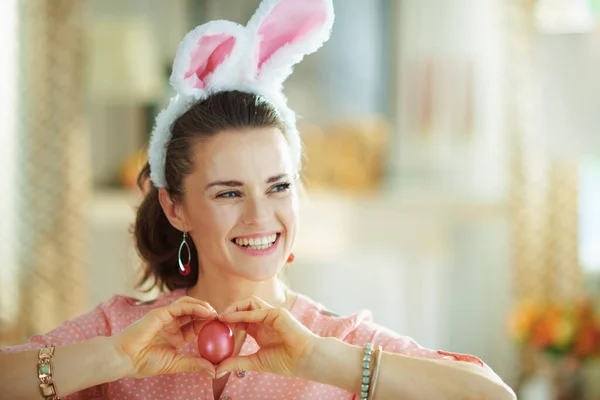 Sonriente Mujer Moderna Años Una Blusa Rosa Orejas Conejito Pascua — Foto de Stock