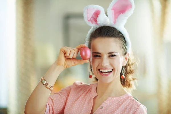 Sorrindo Dona Casa Meia Idade Uma Blusa Rosa Orelhas Coelho — Fotografia de Stock