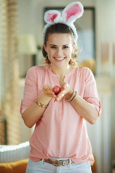 Souriante Femme Foyer Moderne Dans Chemisier Rose Oreilles Lapin Pâques — Photo