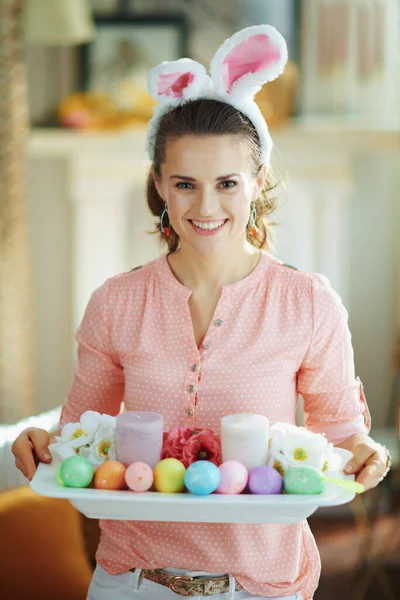 Heureuse Élégante Femme Foyer Dans Chemisier Rose Oreilles Lapin Pâques — Photo