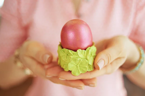 Primer Plano Mujer Casa Soleado Día Primavera Mostrando Huevo Pascua — Foto de Stock