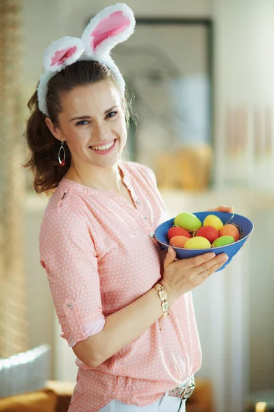 Boldog Elegáns Háziasszony Rózsaszín Blúzban Húsvéti Nyuszifül Kezében Egy Kék — Stock Fotó