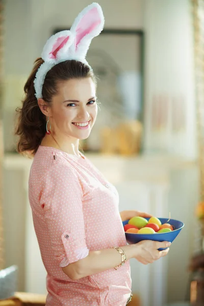 Sonriente Mujer Mediana Edad Una Blusa Rosa Orejas Conejo Pascua —  Fotos de Stock