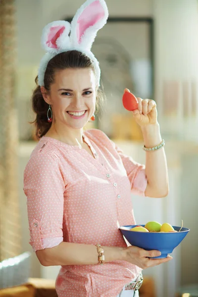 Lächelnd Hält Die Elegante Jährige Hausfrau Pinkfarbener Bluse Und Osterhasenohren — Stockfoto