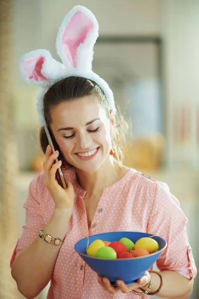 Pembe Bluzlu Mutlu Bir Hanımı Renkli Paskalya Yumurtalarıyla Dolu Mavi — Stok fotoğraf